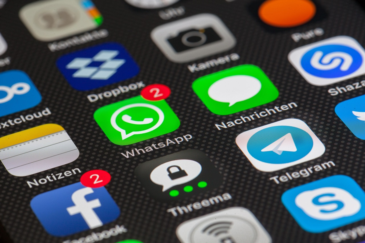 Internet, whatsapp, smartphone, communication, phone, networking, app, chat, mobile, networked, global, iphone, ios, make a phone call, community, social media, multimedia, web, instant messenger, tou