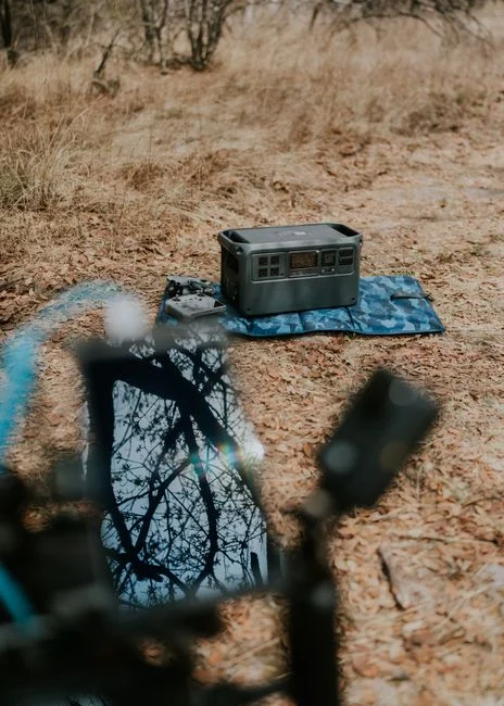 A portable power station and solar panel in a serene outdoor setting in Guanajuato, México.