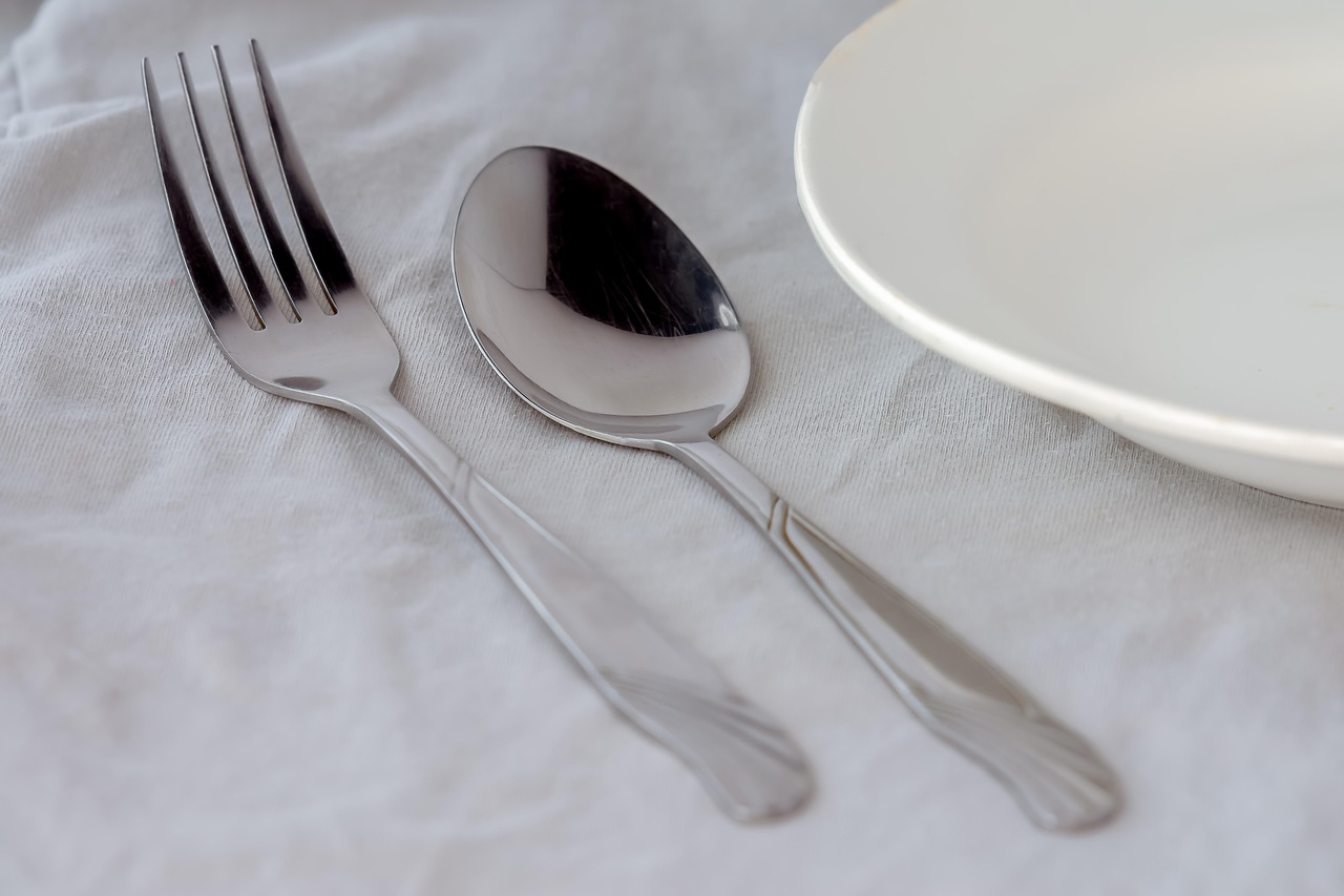 A spoon, fork, tableware, kitchen, dinner, table, canteen, there is, nutrition, a restaurant, napkin, plate, canteen, canteen, canteen, canteen, canteen