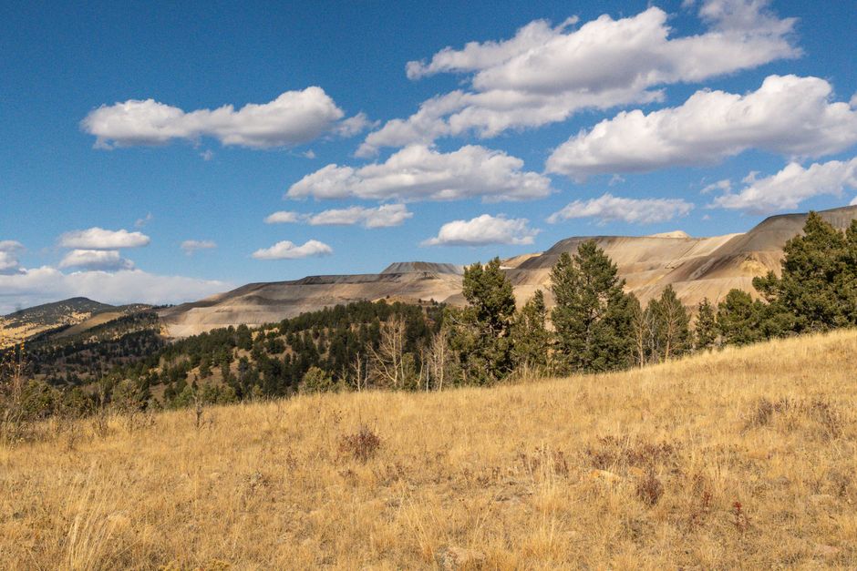Beautiful landscape of hills and trees under a blue sky in Cripple Creek, Colorado.